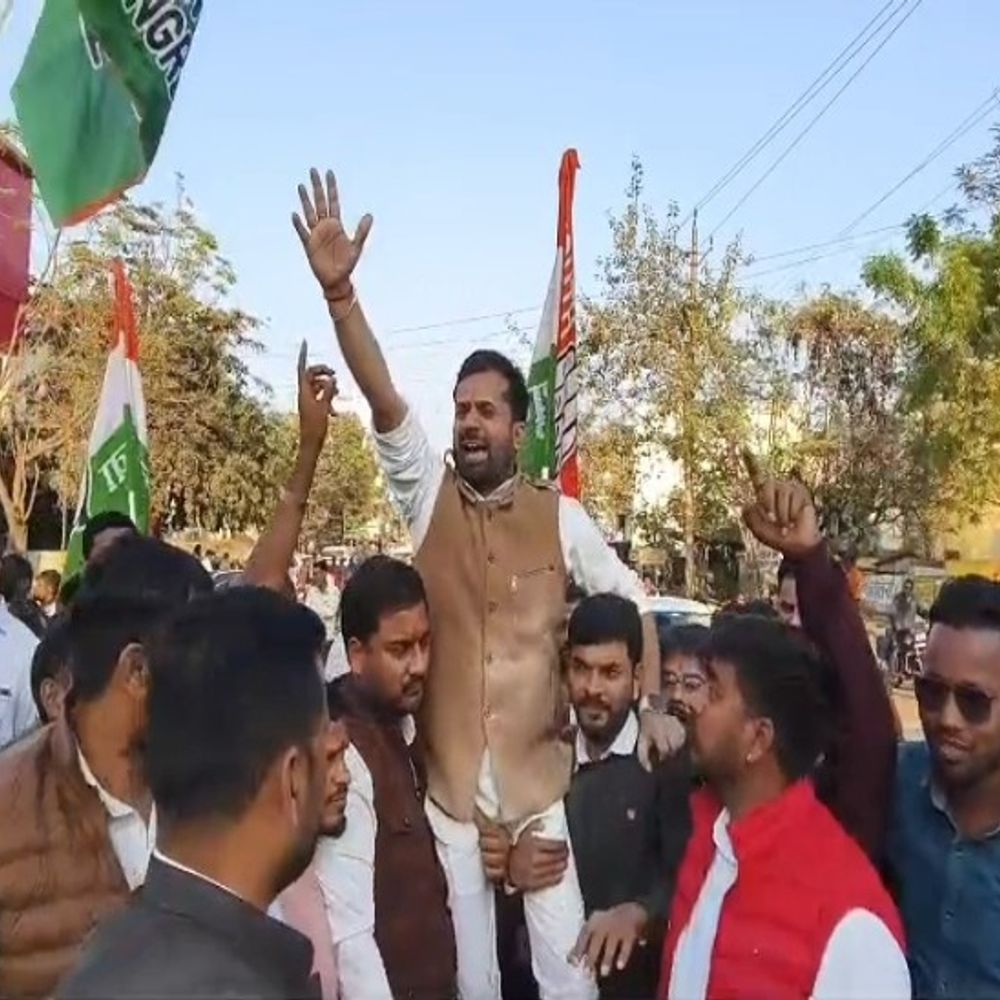 युवा कांग्रेस ने CM, गृहमंत्री का पुतला फूंका:पुलिस और कार्यकर्ताओं में झड़प, विधायक बालेश्वर साहू की गिरफ्तारी पर झूठे केस का आरोप