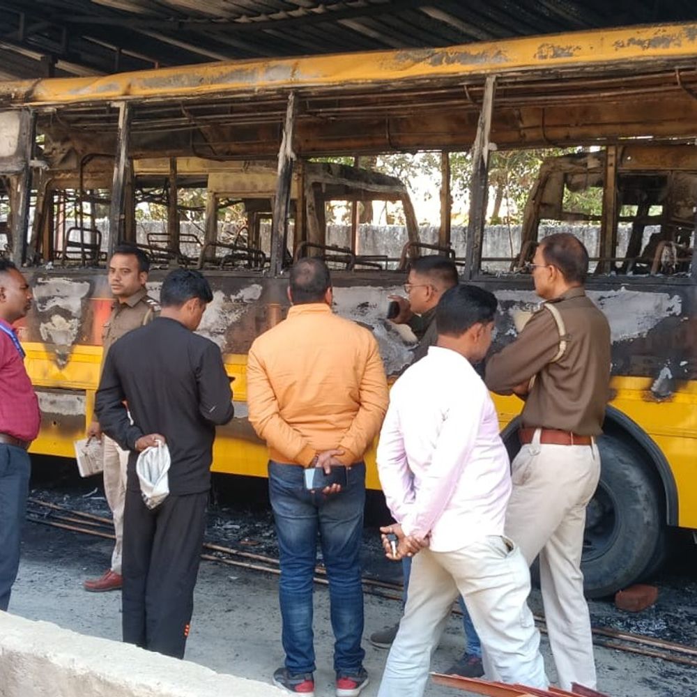 बोकारो स्कूल में आगजनी, तीन बसें और टाटा मैजिक खाक:असामाजिक तत्वों ने गुरुकुल पब्लिक स्कूल परिसर में वाहनों को जलाया
