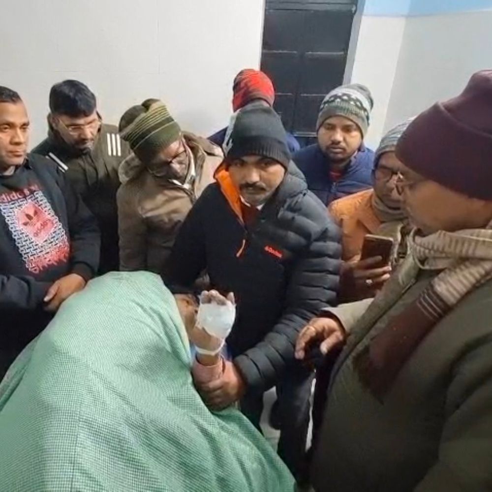 प्रतापगढ़ में डॉक्टर पर जानलेवा हमला, VIDEO:स्कूटी रोककर युवकों ने बरसाए डंडे, गंभीर हालत में अस्पताल में भर्ती