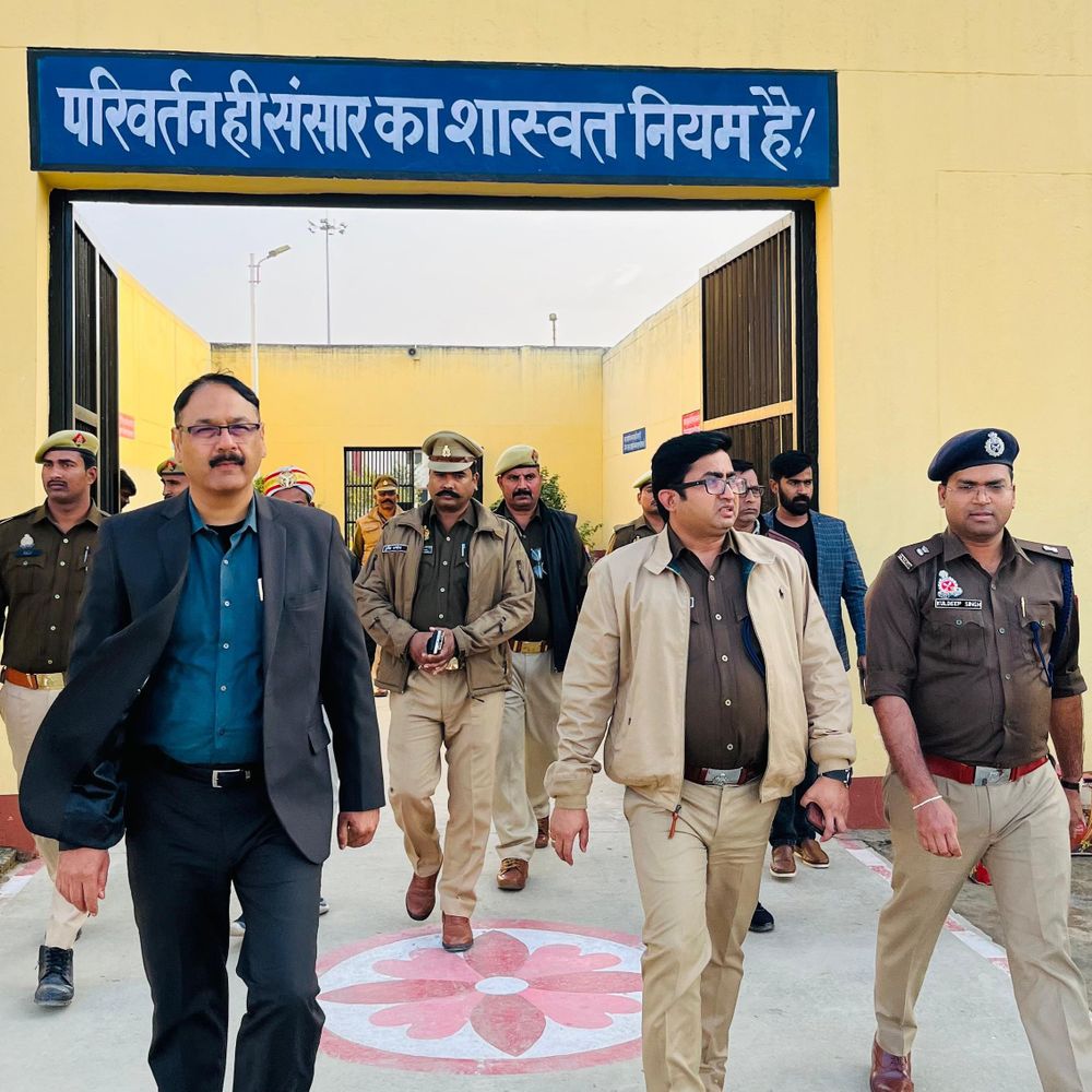 अयोध्या में कैदियों के भागने के बाद जेल का निरीक्षण:डीएम-एसपी जेल में सुरक्षा का निरीक्षण करने पहुंचे, कैदियों से बात कर जाना हालचाल