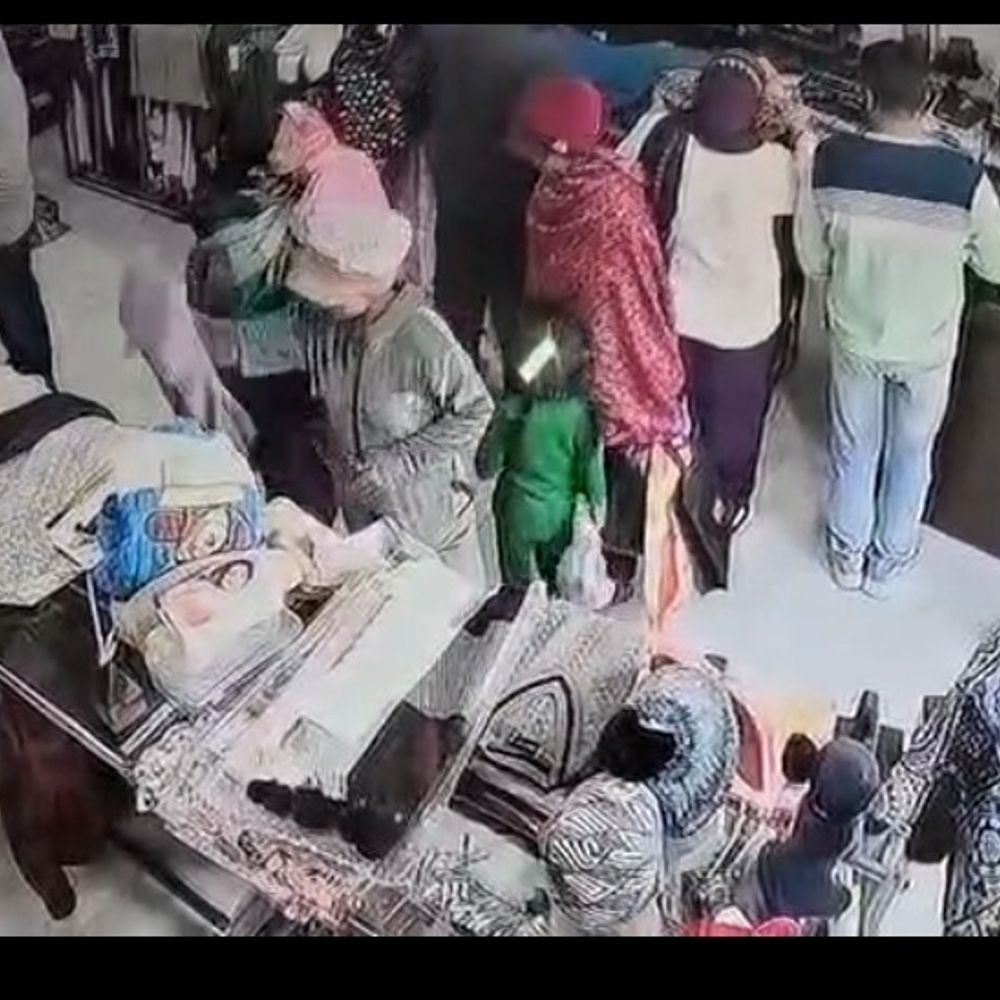 टोहाना में दुकान से हजारों का सामान चोरी, VIDEO:बच्चे के साथ खरीददारी करने आई थी दो महिलाएं; ईयर वॉर्म उठा कर छिपाए
