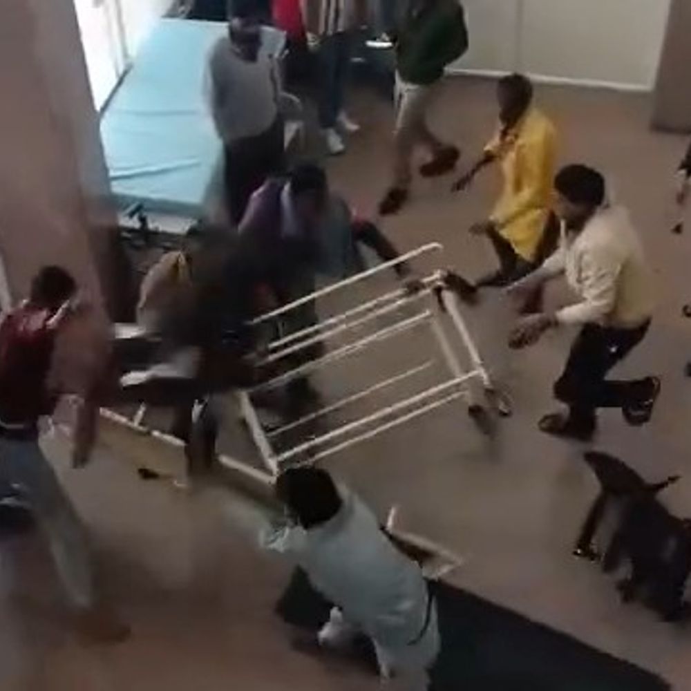 खेत विवाद के घायल अस्पताल में भिड़े:शिवपुरी सीएचसी में एक-दूसरे पर कुर्सी-स्ट्रेचर फेंके; 15 पर केस, 6 गिरफ्तार
