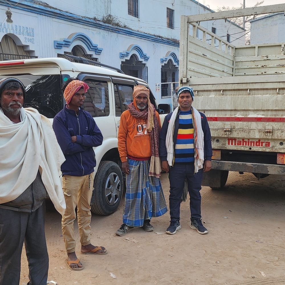 बिहार-UP बॉर्डर पर गंडक नदी से मिला शव:शौच के समय फिसलने से मौत की आशंका, मजदूरी का काम करता था