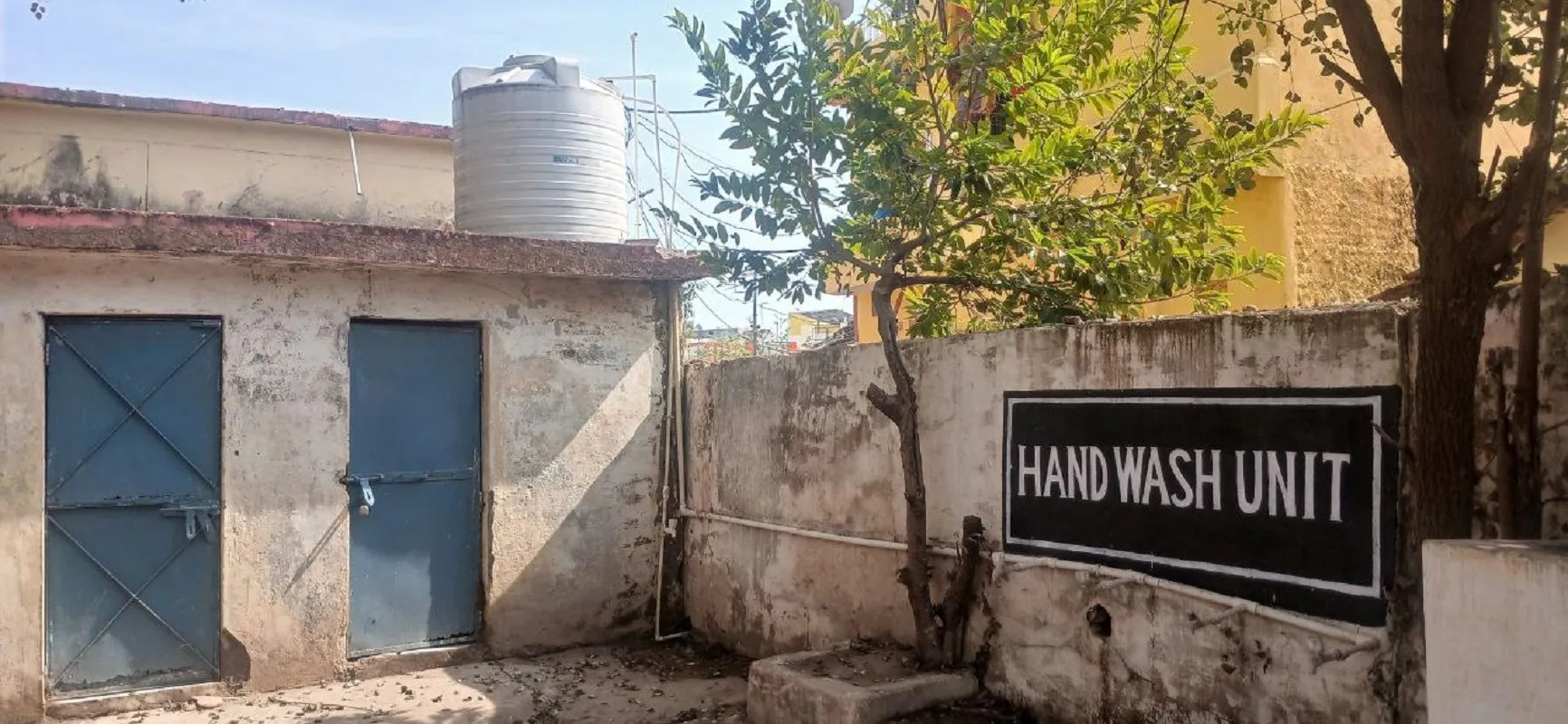 कहीं स्कूलों में टंकी-हैंडपंप का पानी पी रहे बच्चे तो कहीं वॉटर कूलर,शिक्षा विभाग नहीं पानी की जांच कराने गंभीर