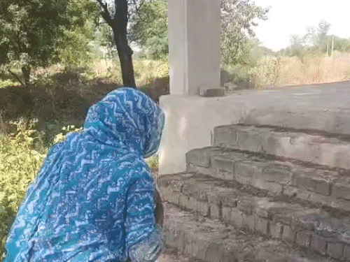 वीरांगना बोलीं- सपने में आकर पूछते हैं मूर्ति कब लगेगी:कहा- लोग मुझे पागल कहते हैं; अधूरे स्मारक की दीवारों पर काई, ‘जय हिंद’ मिटने लगा