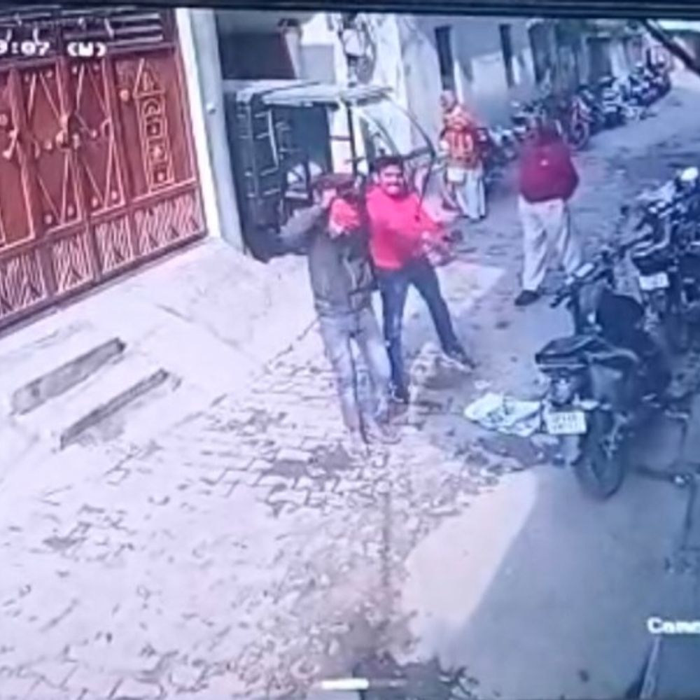 रिक्शा छूने पर ड्राइवर को जाति पूछकर पीटा, VIDEO:सुल्तानपुर में मकान मालिक और बेटे पर मारपीट, मोबाइल छीनने का आरोप