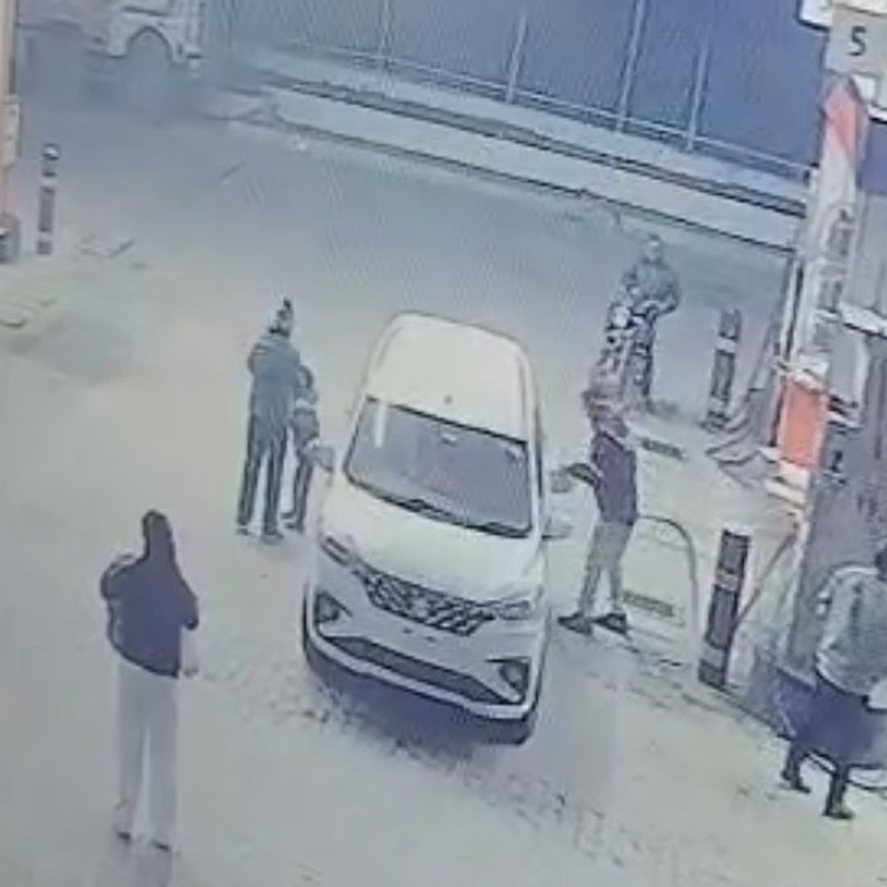 संतकबीरनगर में सवारी गाड़ी से बैग गायब:महिला का 20 हजार नकद, 90 हजार के जेवर व अन्य सामानों की हेराफेरी