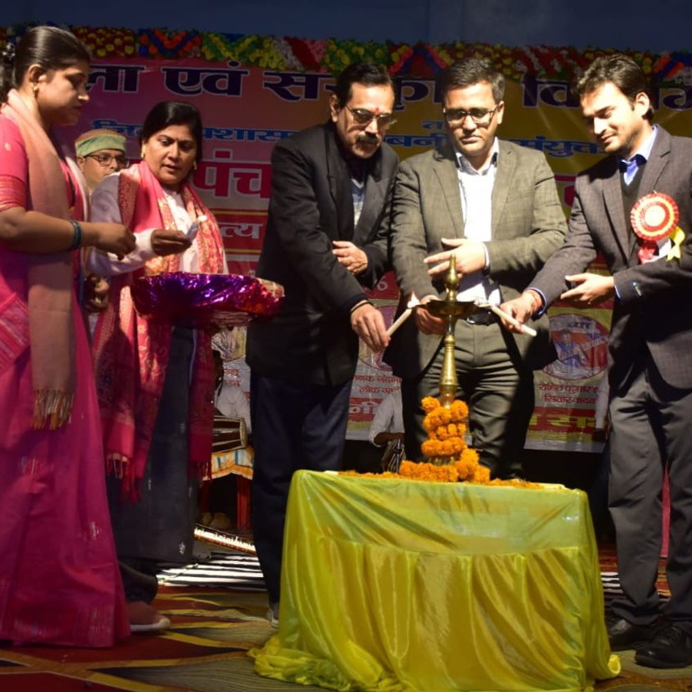 मधुबनी में बसंत पंचमी महोत्सव का शुभारंभ:ADM और DPRO ने दीप जलाकर किया उद्घाटन, लोक कलाकारों ने किया परफॉर्म