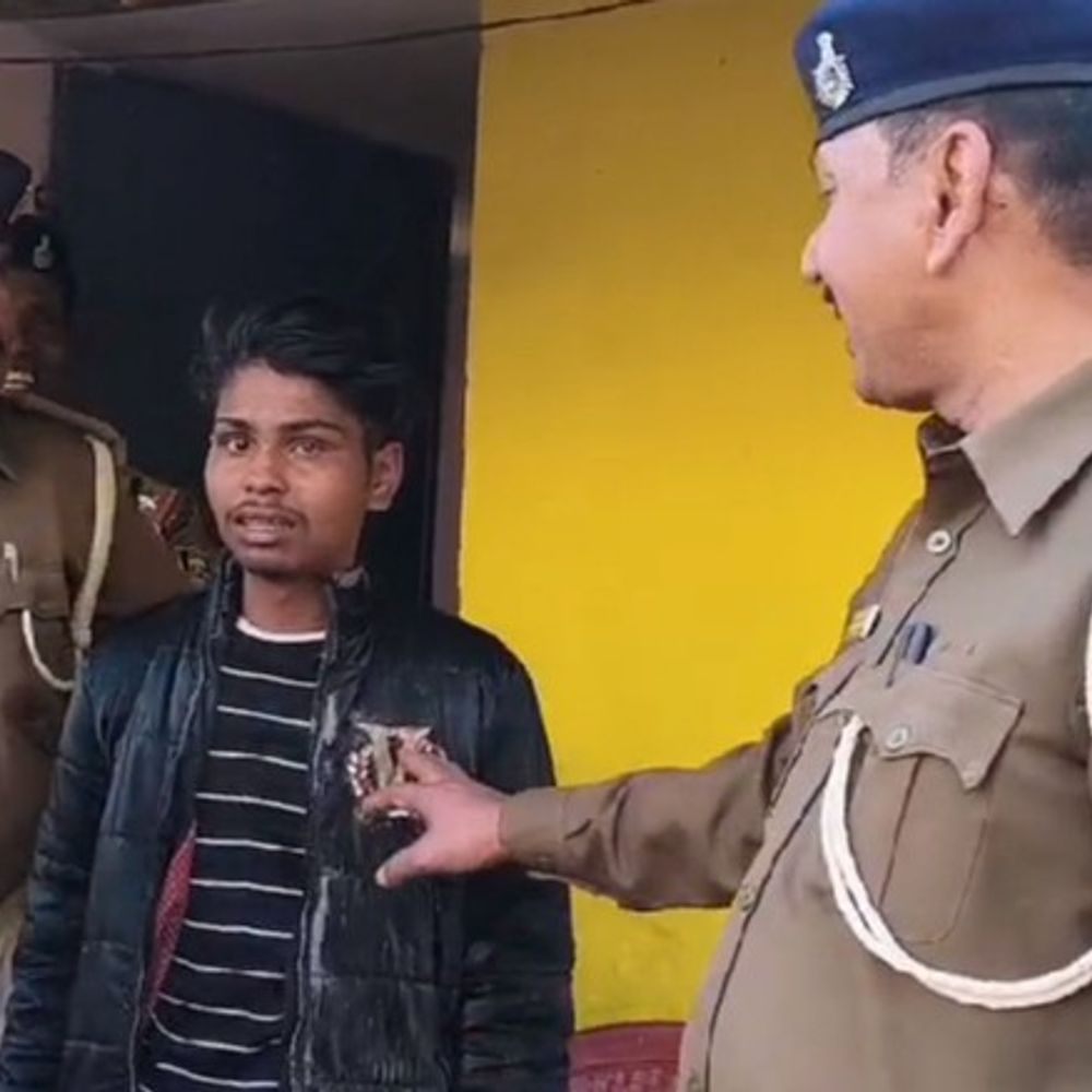 भागलपुर में बच्चे के गले से लॉकेट झपटते चोर पकड़ा:पिटाई के बाद लोगों ने आरोपी को पुलिस के हवाले किया, 3 अन्य लॉकेट बरामद