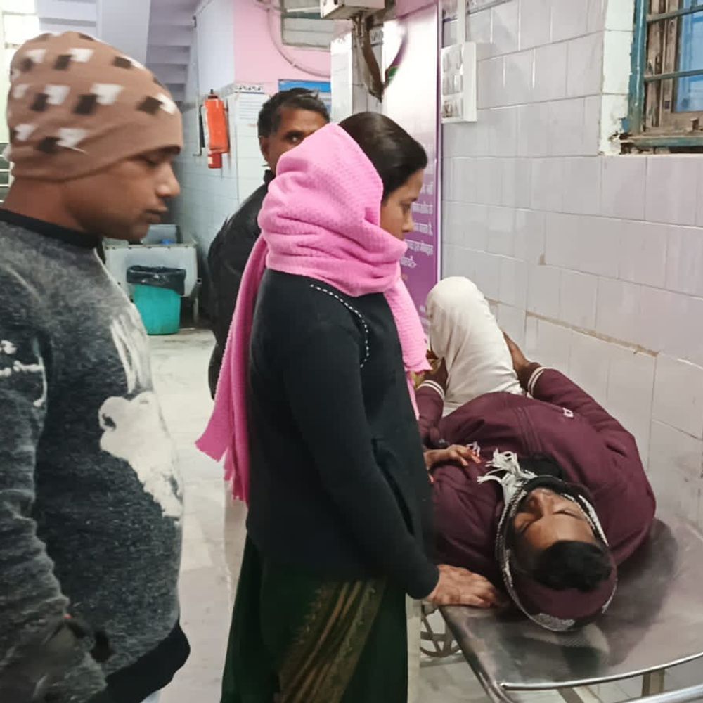 भागलपुर में रोड एक्सीडेंट; 3 लोग जख्मी:सीमेंट लदे ट्रैक्टर ने बाइक सवार को मारी टक्कर, पैर टूटा-शरीर में चोट लगी