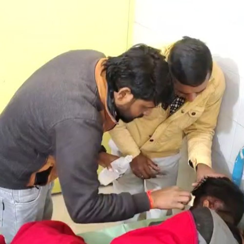 एटा में पत्नी-पिता पर युवक की पिटाई करने का आरोप:पत्नी को आपत्तिजनक स्थिति में देखने पर हुआ विवाद, हालत गंभीर