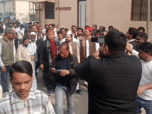 अविमुक्तेश्वरानंद के समर्थन उतरी सपा, दोषियों पर कार्रवाई की मांग:पार्टी कार्यकर्ताओं ने कलेक्ट्रेट पर किया प्रदर्शन, संतों के अपमान पर भड़के, राष्ट्रपति क नाम ज्ञापन