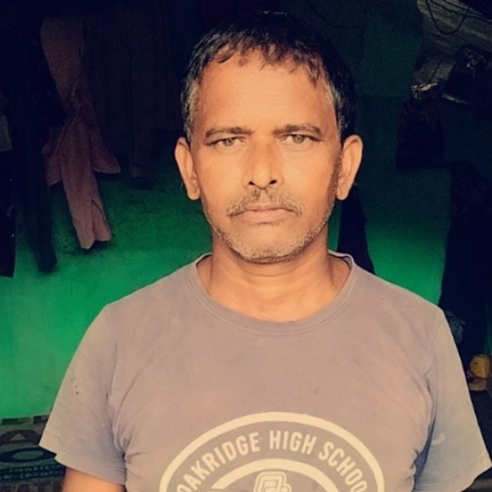 बोकारो में सड़क हादसा; भेलपुरी विक्रेता मरा:अज्ञात स्कूल बस ने कुचला, मौके पर मौत, लोगों ने किया सड़क जाम