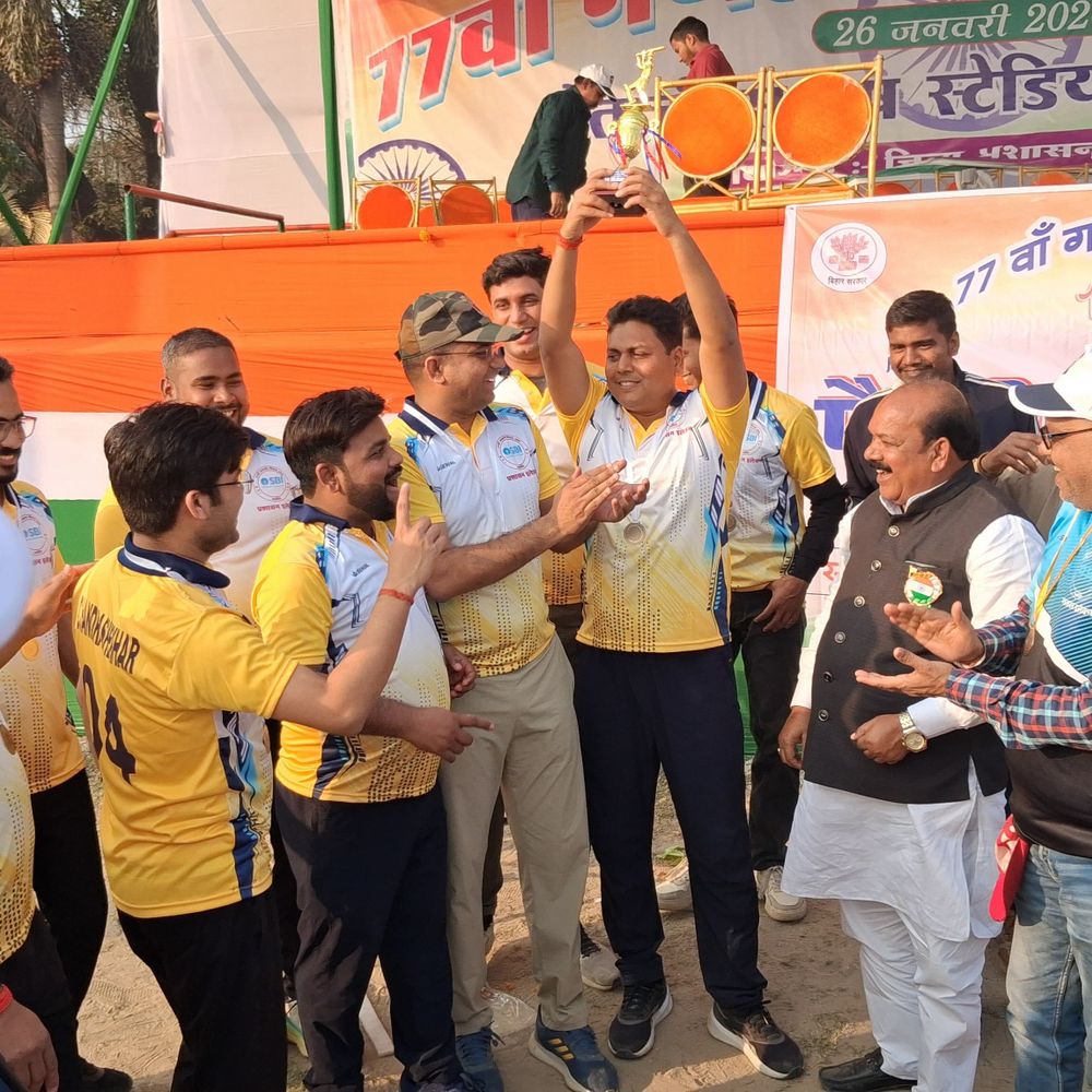 अररिया में पत्रकार इलेवन ने प्रशासन इलेवन को हराया:गणतंत्र दिवस पर फैंसी क्रिकेट मैच 15 रनों से जीता, खिलाड़ियों ने खेल भावना का किया प्रदर्शन