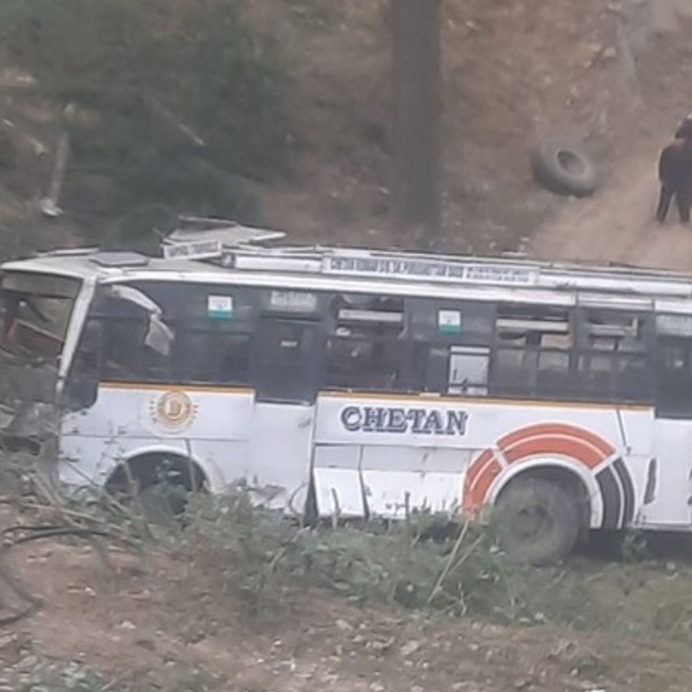 हरिपुरधार के बाद मंडी में प्राइवेट बस दुर्घटनाग्रस्त:5 यात्री घायल, सड़क से 30 फीट नीचे पलटी, करसोग के चरखंडी के पास हादसा