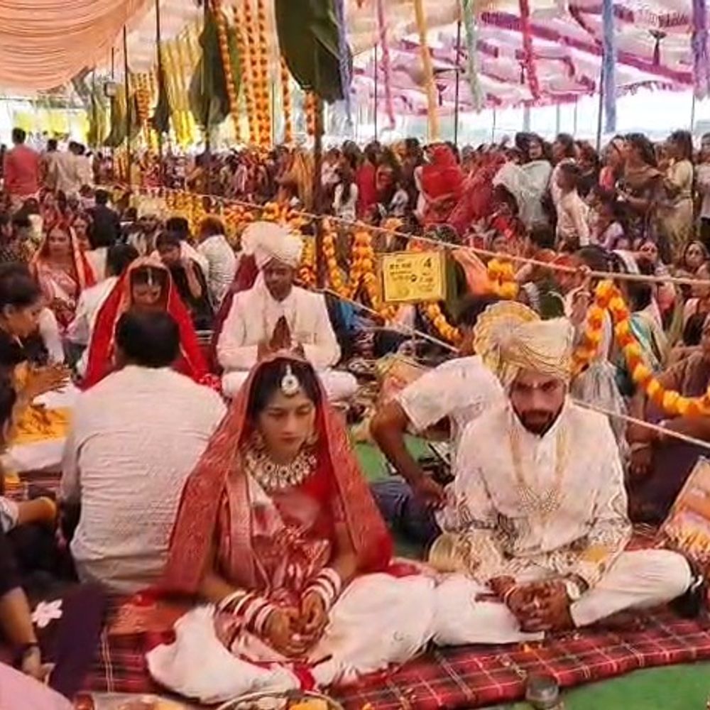 खरगोन में बसंत पंचमी पर 90 जोड़ों का सामूहिक विवाह:खर्चीली शादी न करने का लिया संकल्प, स्कूलों में सरस्वती पूजा भी हुई