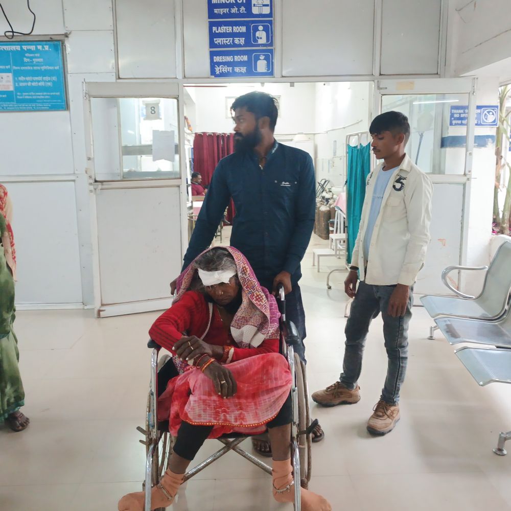 पन्ना में ई-रिक्शा ने महिला को टक्कर मारी:मेला देखने जा रही थीं, चालक रिक्शा छोड़ मौके से फरार