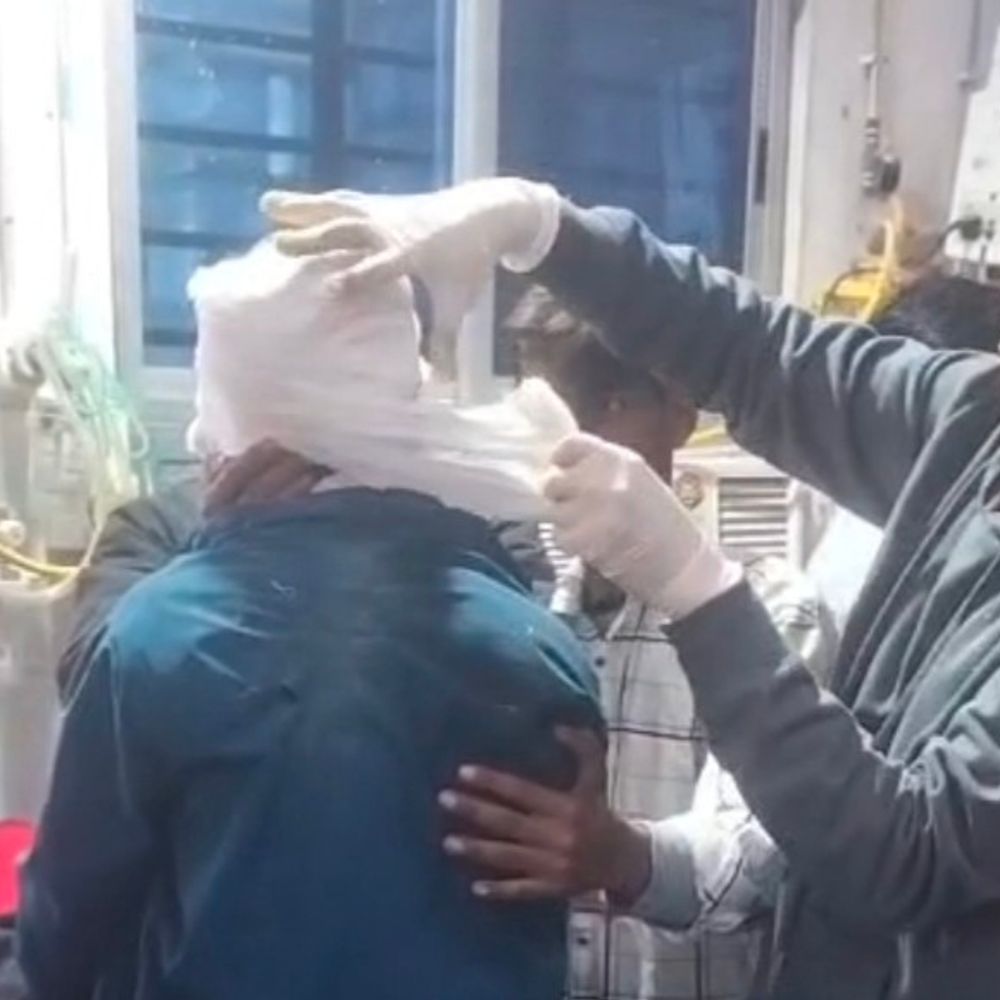 शेखपुरा में ई-रिक्शा गड्ढे में पलटा:3 यात्री घायल, एक की हालत गंभीर; बाजार जा रहे थे