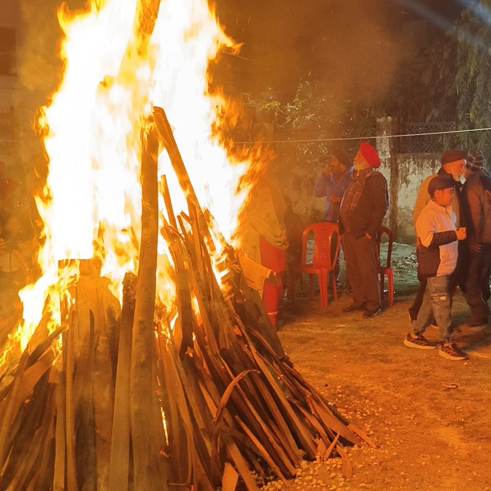 पंजाबी कॉलोनी में धूमधाम से मनाई लोहड़ी:सभी समुदाय के लोग एकत्र हुए, प्रवीण तोगड़िया भी शामिल