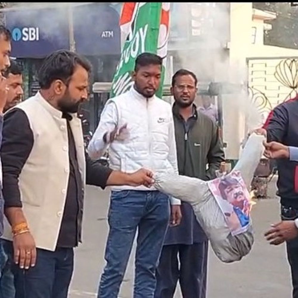 कैलाश विजयवर्गीय के खिलाफ युवा कांग्रेस का प्रदर्शन:अनूपपुर में मंत्री का पुतला दहन, कहा- दोषियों पर हत्या का केस दर्ज हो