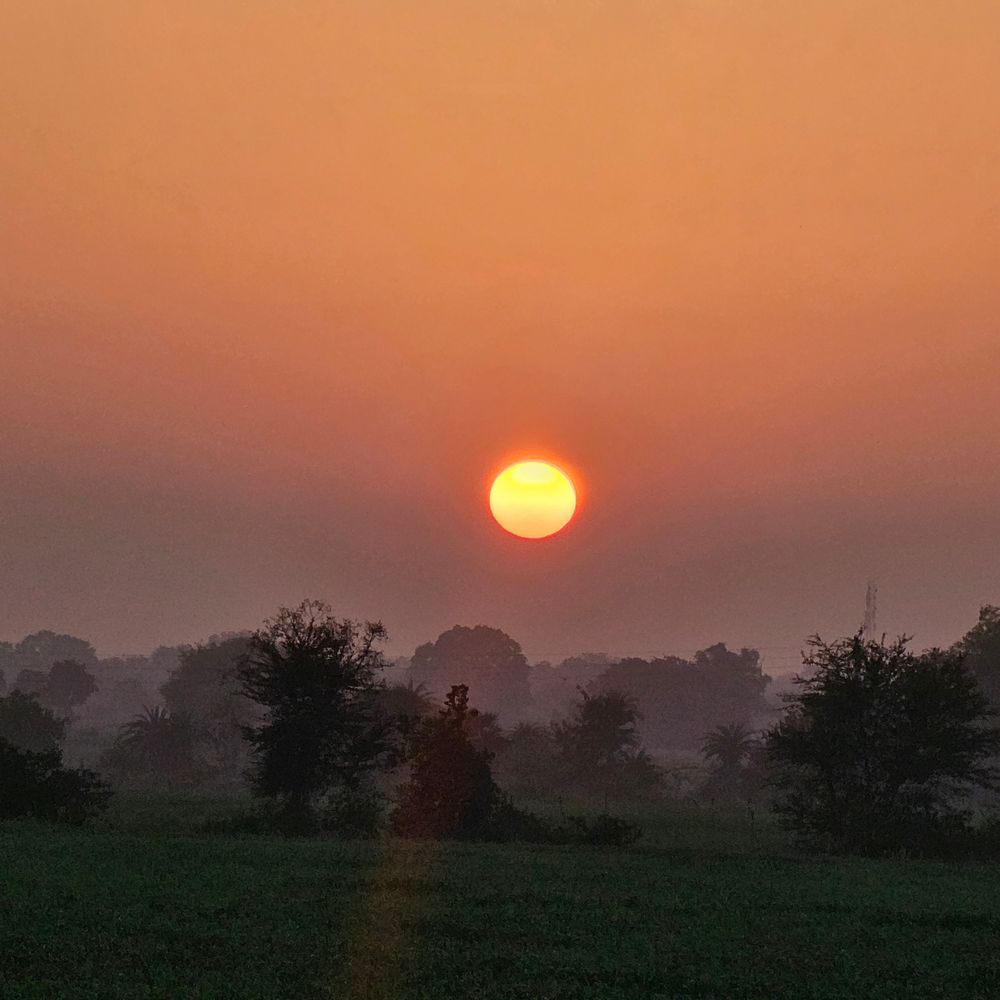 मंदसौर में कड़ाके की ठंड, विजिबिलिटी के कारण ट्रेनें लेट:तापमान गिरा, स्कूल 13 जनवरी तक बंद