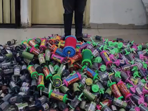 इंदौर में पुलिस ने चाइनीज मांझे से भरे 8बोरे पकड़े:कार से लाया जा रहा था, मकर संक्रांति के लिए सप्लाई होना था