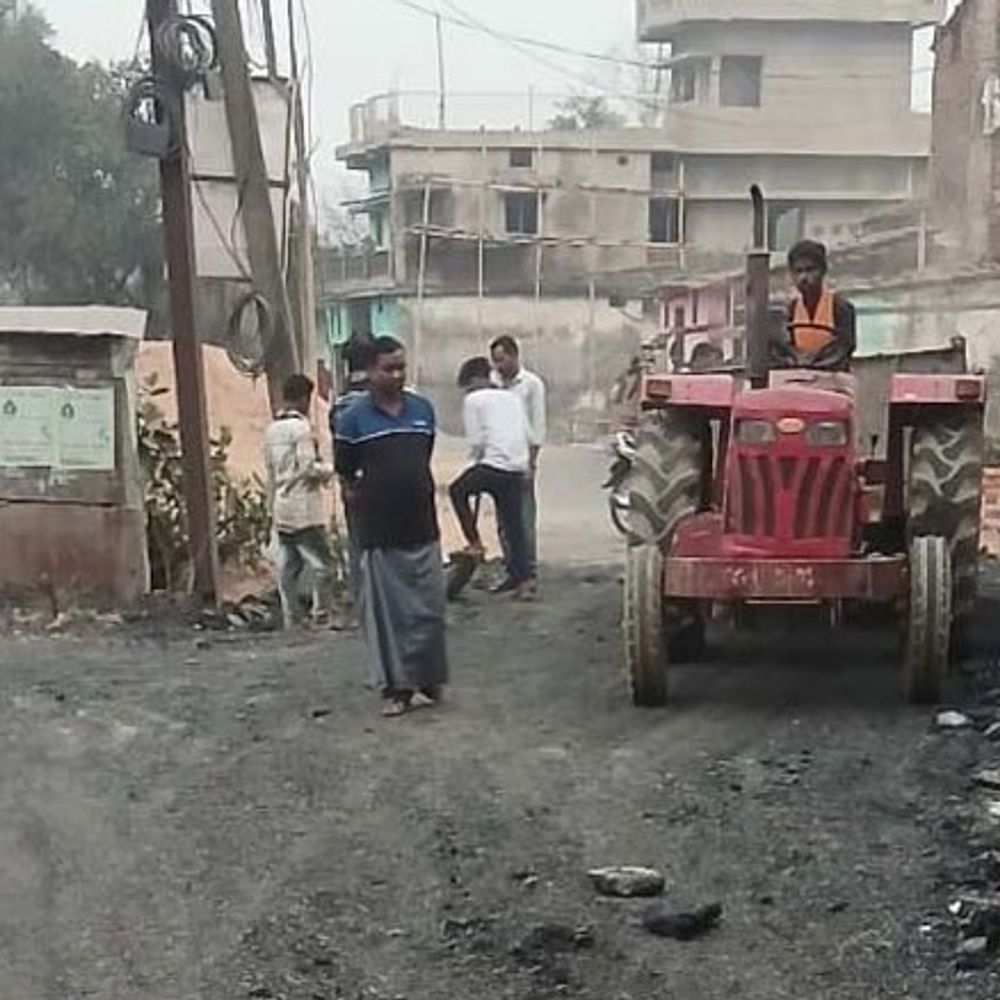 रायगढ़ में महापौर के वार्ड में घटिया सड़क निर्माण:मोहल्लेवासियों ने विरोध जताया, अब उखाड़ कर फिर बना रहे, महापौर बोले- संतुष्टी नहीं मिलेगा तो पेमेंट नहीं करेंगे