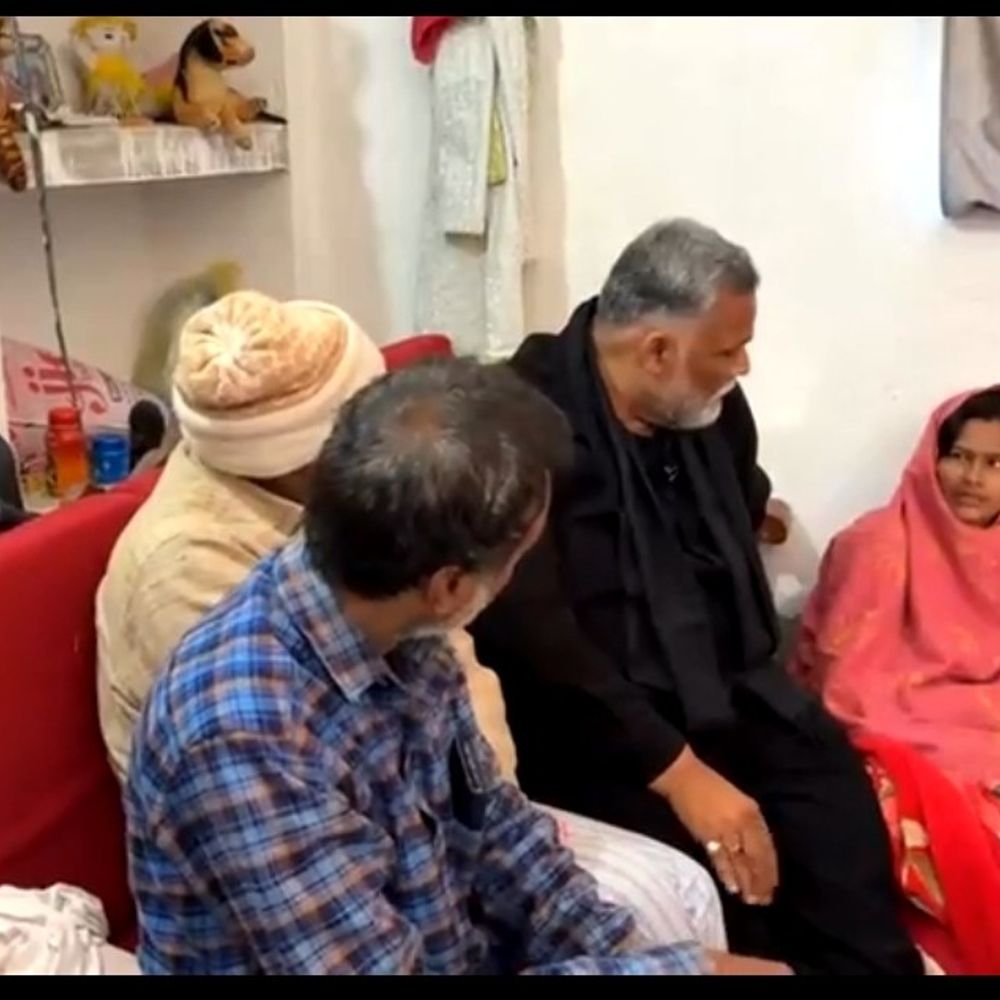 जहानाबाद के पतियामा गांव पहुंचे सांसद पप्पू यादव:हॉस्टल की सुरक्षा पर उठाए सवाल, बोले- यह सिर्फ एक बेटी नहीं, बल्कि सिस्टम और समाज की गंभीर नाकामी का मामला