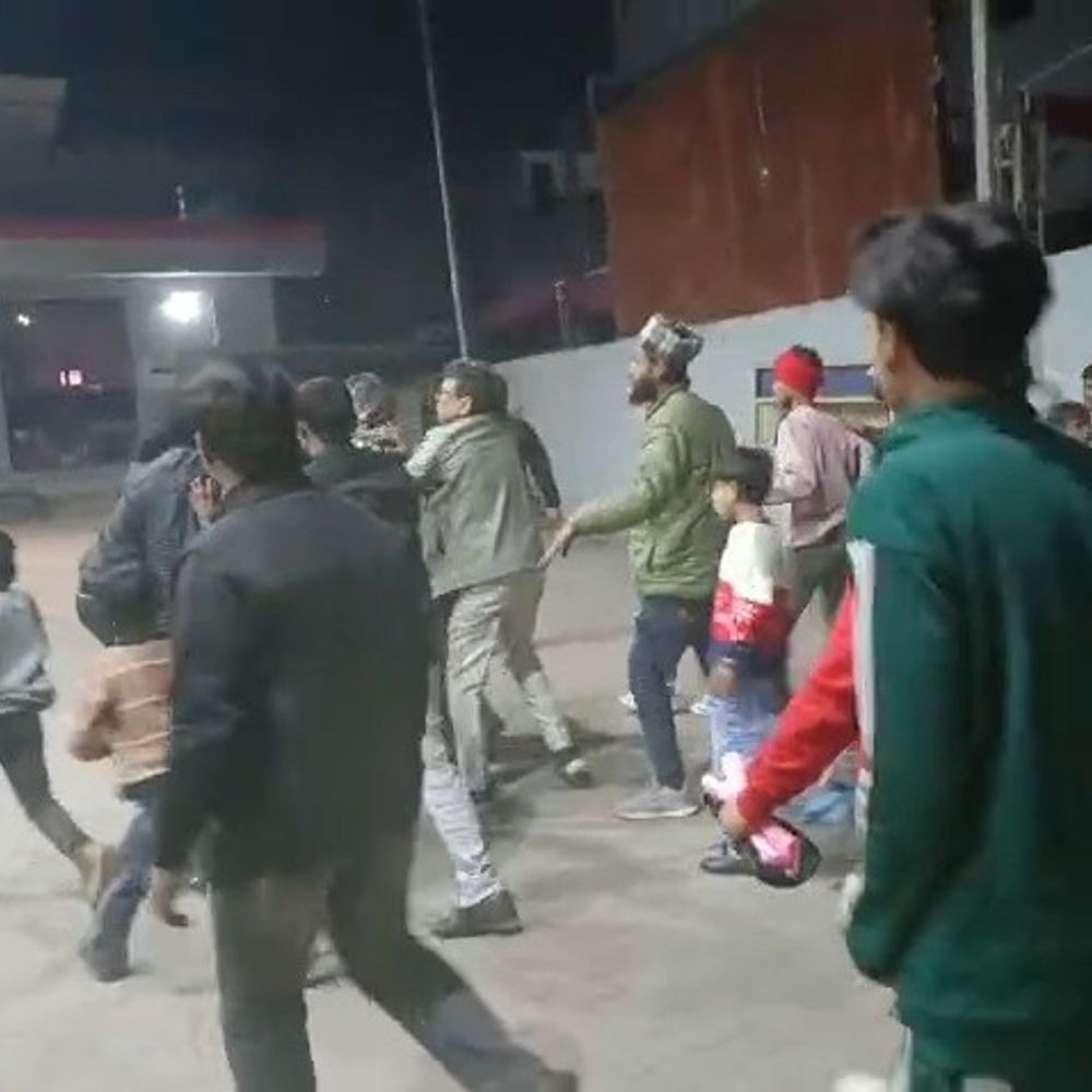 इटावा में दो पक्षों में मारपीट-पथराव, VIDEO:मैरिज होम के सामने बाइक से टक्कर मारने पर विवाद, तीन लोग घायल