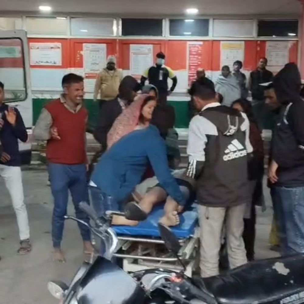 फिरोजाबाद में 16 वर्षीय नाबालिग ने लगाई फांसी:डॉक्टरों ने मृत घोषित किया, दरोगा ने प्राइवेट अस्पताल में जाने से रोका, हंगामा