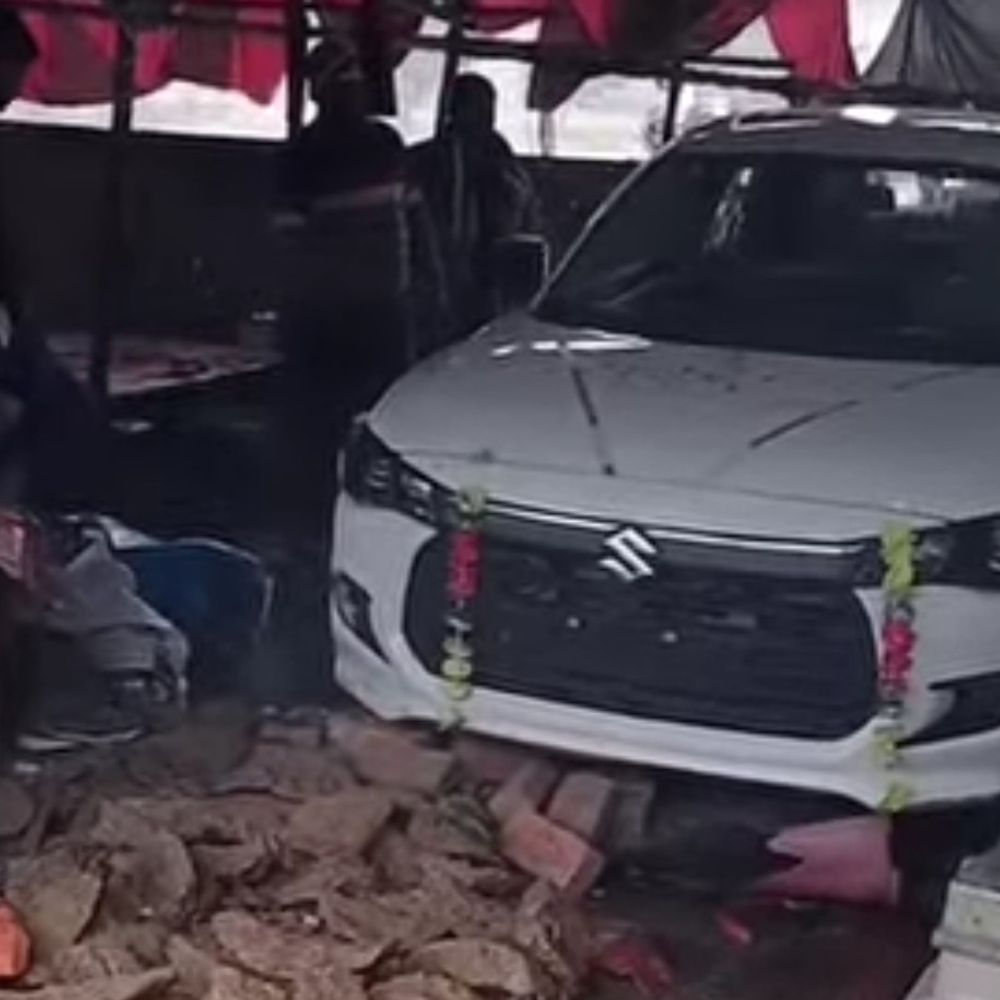 मैनपुरी के शीतला धाम पर कार दुकान में घुसी:मोड़ने का प्रयास पर अनियंत्रित हुई गाड़ी, पुलिस ने मामले की जांच शुरू की