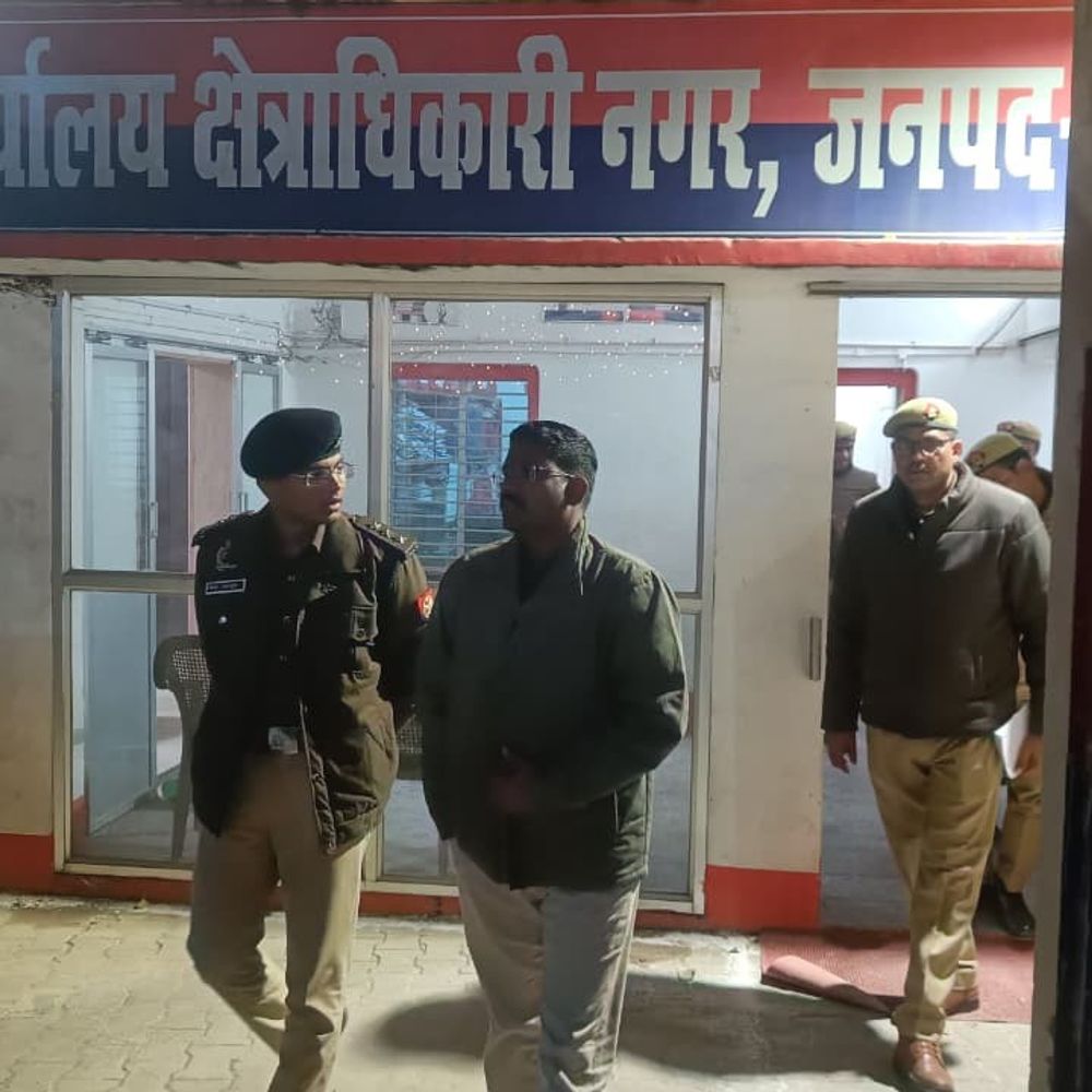 मऊ एसपी ने सीओ सिटी कार्यालय का औचक निरीक्षण किया:रजिस्टर जांचे, खामियां दूर करने के निर्देश दिए