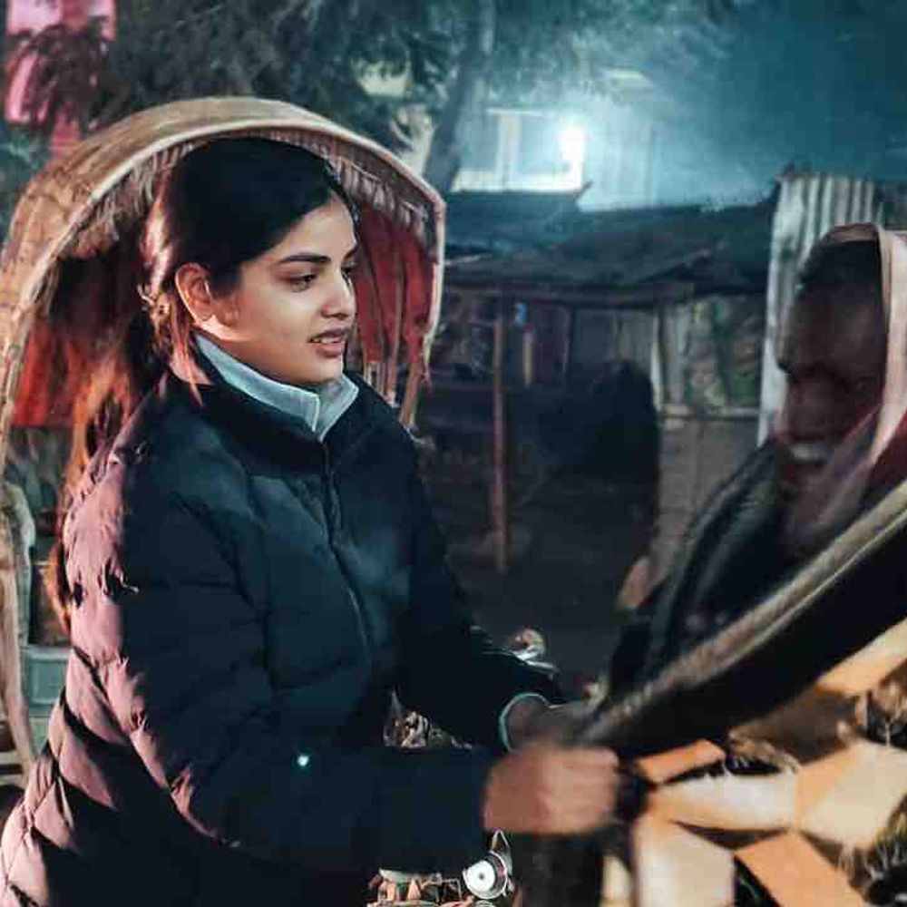 मोतिहारी में ठंड में बेसहारा लोगों को कंबल मिले:प्रशासन रात में सड़कों पर निकला, गर्म कपड़े बांटे, जरूरतमंदों ने आभार जताया