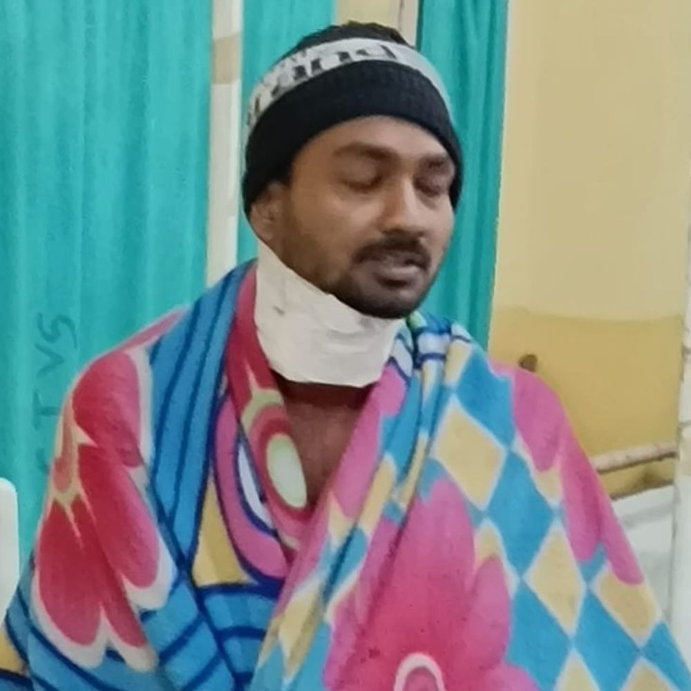 ट्रेन में युवक ने ब्लेड से खुद का गला-हाथ काटा:अस्पताल में भर्ती होने के बाद लगाई छलांग; बोला- कुमार शानू के फैंस नाराज हो गए हैं