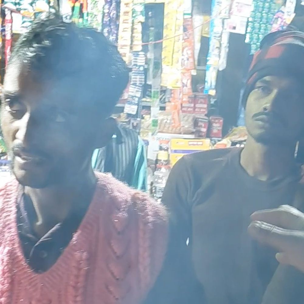 फर्रुखाबाद में सेल्फी लेते समय युवक गंगा में गिरा:50 फीट तक बहने के बाद पुलिस ने बचाई जान