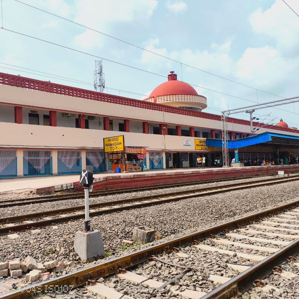 नवादा स्टेशन पर बुनियादी सुविधाओं का अभाव:शौचालय नहीं होने से यात्री परेशान, अमृत भारत योजना के तहत 2024 में हुआ था उद्घाटन
