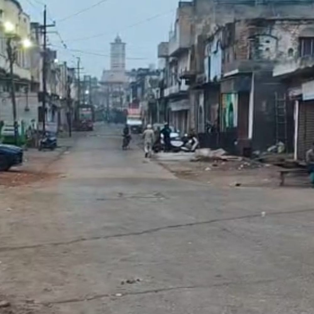 हाथरस में बूंदाबांदी से बढ़ी ठंड:शीतलहर का प्रकोप जारी, न्यूनतम तापमान 7 डिग्री, कई ट्रेनें घंटों देरी से चलीं