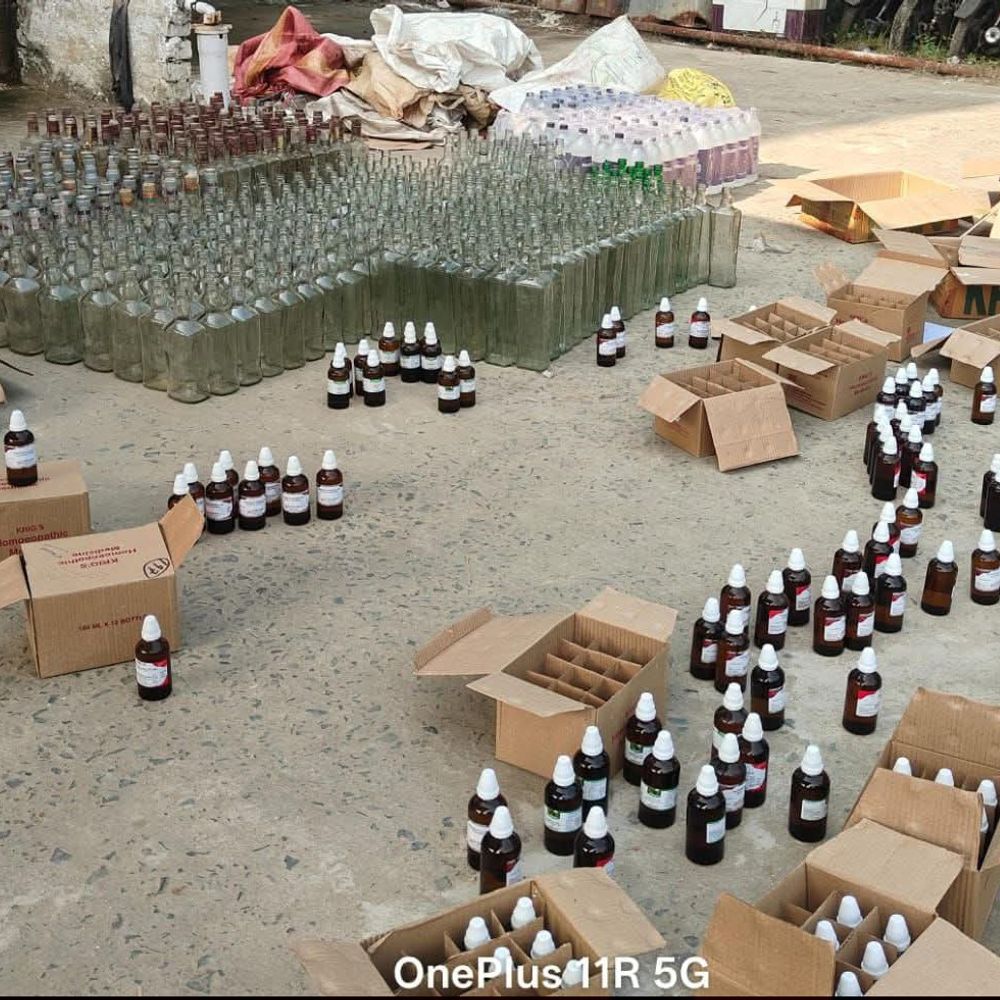 मधुबनी के रुद्रपुर में नकली शराब का भंडाफोड़:2 गिरफ्तार, स्प्रीट और 600 से अधिक होम्योपैथिक शीशियां जब्त