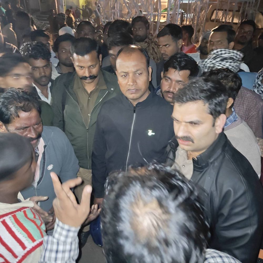 लखीमपुर-खीरी के खुटार रोड पर गन्ना भरी ट्राली पलटी:तीन गंभीर रूप से घायल, एक की हालत नाजुक; विधायक मौके पर पहुंचे