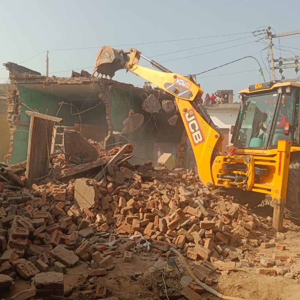 संभल में सरकारी जमीन पर अवैध कब्जा:राजस्व टीम ने बुलडोजर चलाकर दो मकान गिराए, 180 वर्गमीटर भूमि मुक्त कराई