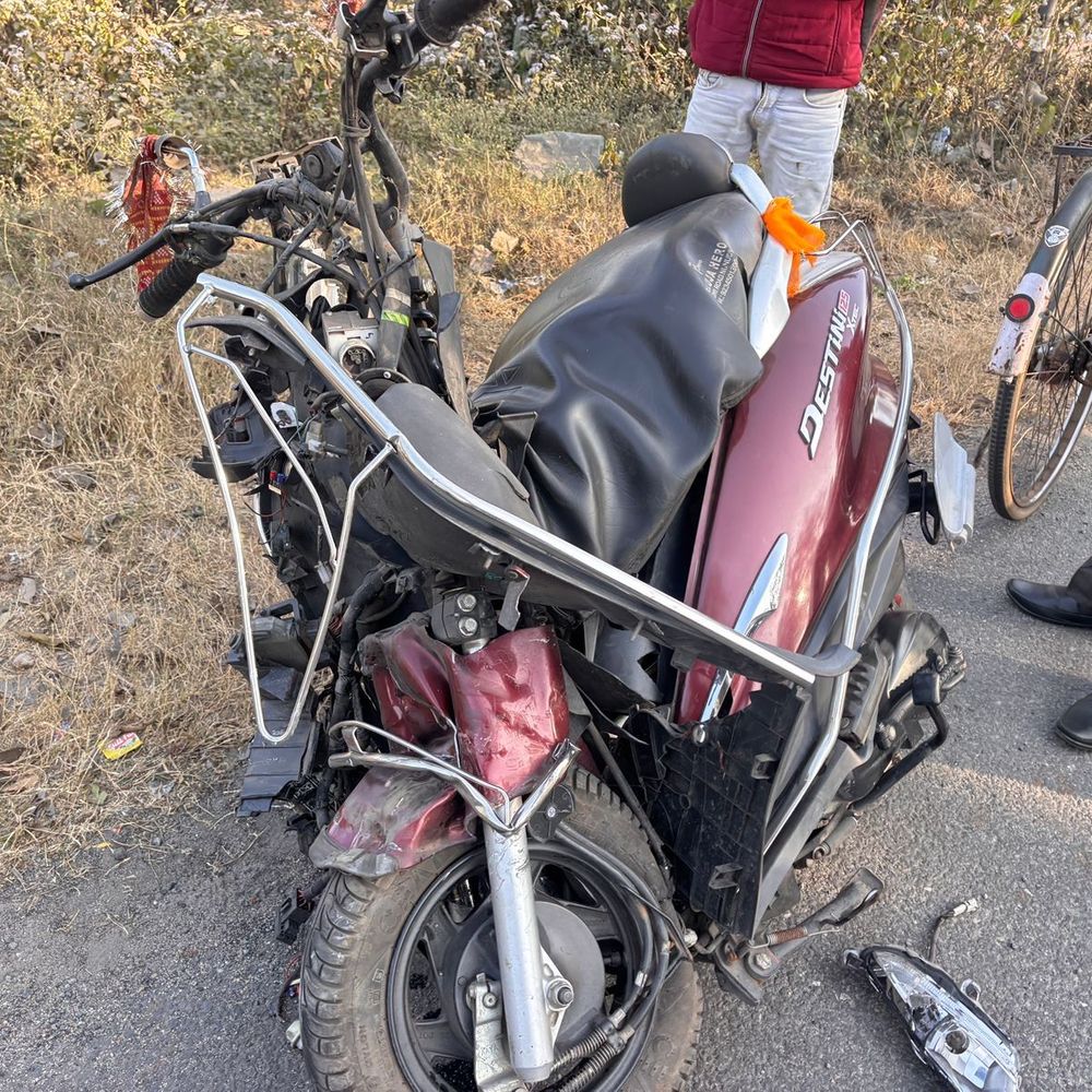 सिंदरी में स्कूल वैन-स्कूटी में टक्कर, एक की मौत:कई बच्चे और वैन चालक घायल, स्कूटी सवार महिला गंभीर रूप से जख्मी