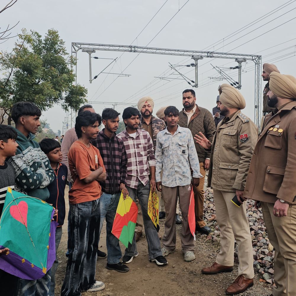 लुधियाना में चाइना डोर खिलाफ पुलिस की सर्च:DSP खोसा ने दुकानों पर की छापेमारी;छत्तों पर जाकर की चैकिंग,60 गट्टू बरामद