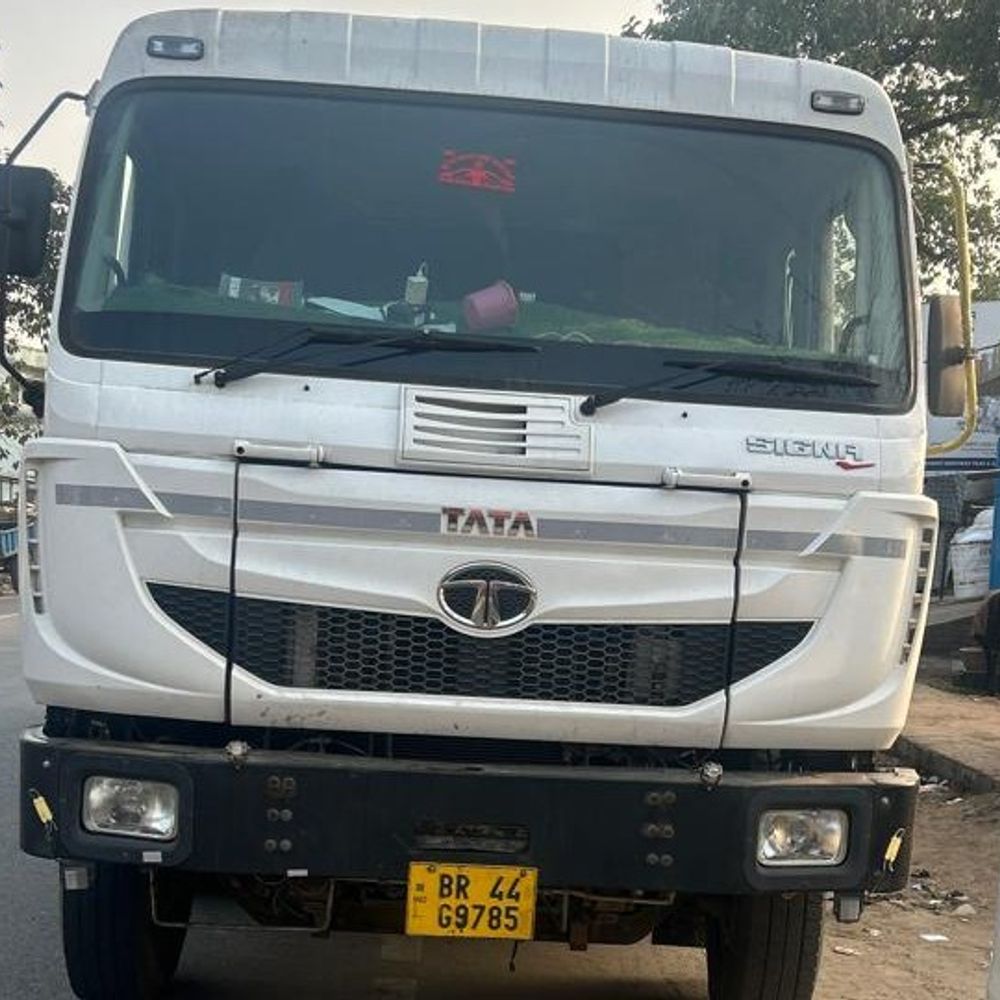 बक्सर में अवैध खनन पर FIR:₹8 लाख जुर्माना भी लगाया, मिट्टी लदा हाईवा जब्त, बिना लाइसेंस पकड़ा गया वाहन