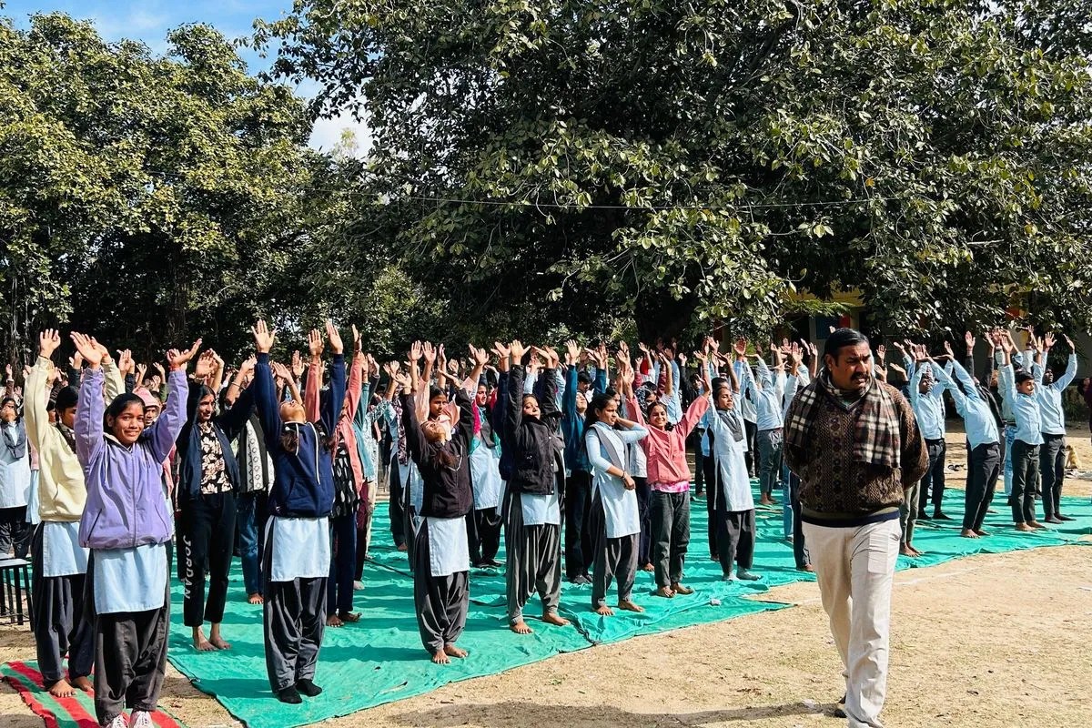 सूर्य आराधना: हजारों विद्यार्थियों ने एक साथ साधा सूर्य, बनी अनूठी आभा