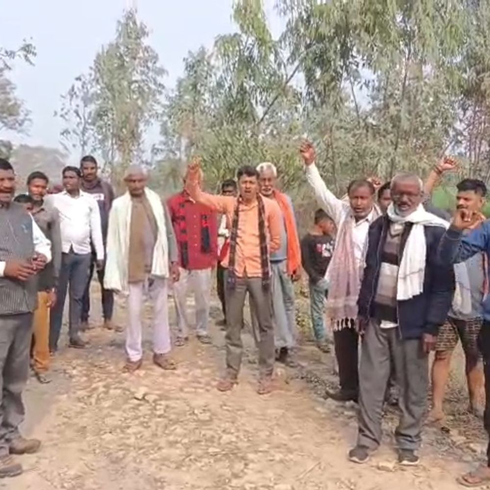 दावतपुर गांव की 28 साल पुरानी सड़क जर्जर:ग्रामीणों ने विधायक का घेराव कर सड़क बनवाने की मांग की