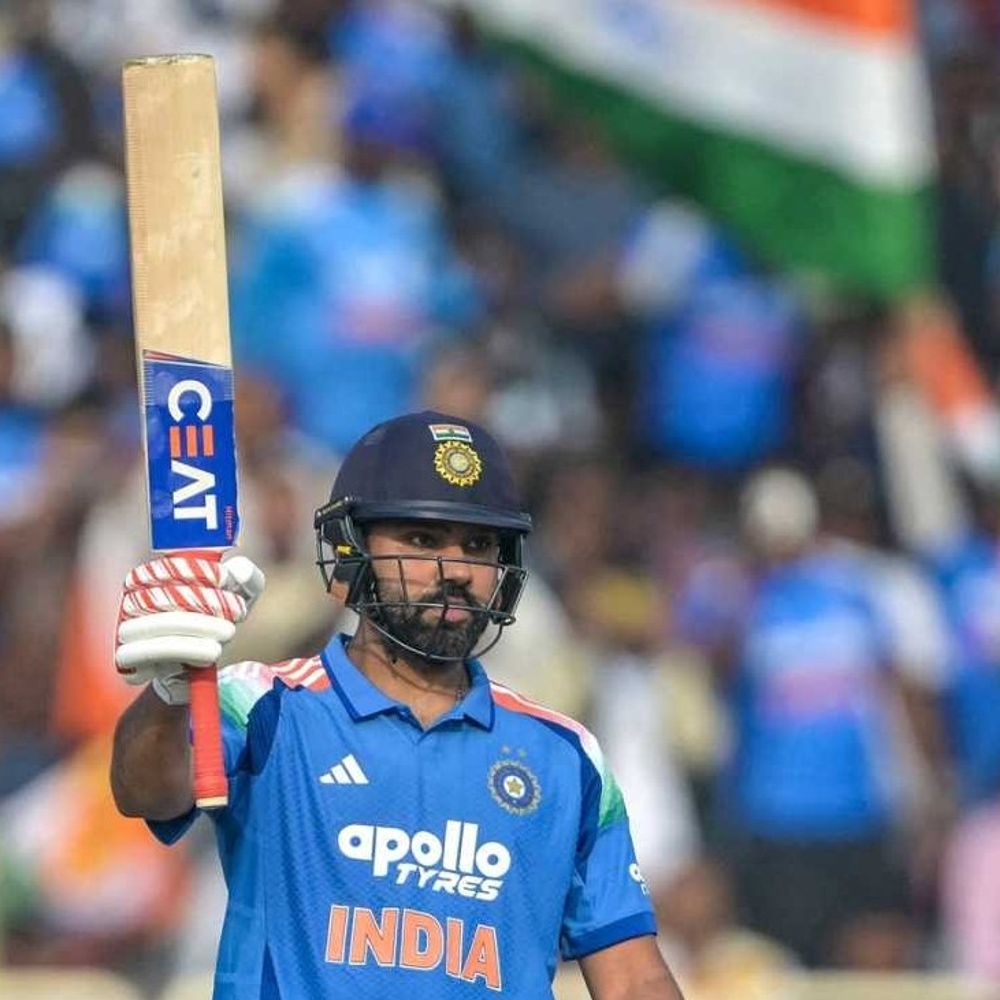 रोहित के साथ फोटो के लिए फैन ने खींचा हाथ:कार की विंडो चढ़ाकर आगे बढ़े; न्यूजीलैंड सीरीज में खेलते दिखेंगे