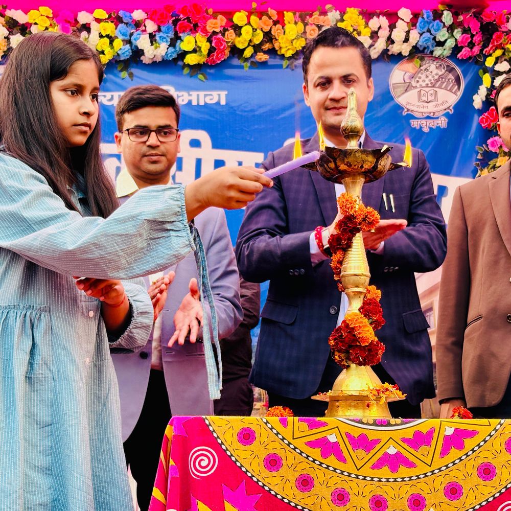 DM ने रामनगर आवासीय विद्यालय में वार्षिकोत्सव का शुभारंभ किया:मधुबनी में आउटस्टैंडिंग परफॉरमेंस वाले छात्रों को प्रशस्ति पत्र और प्रतीक चिन्ह देकर किया सम्मानित