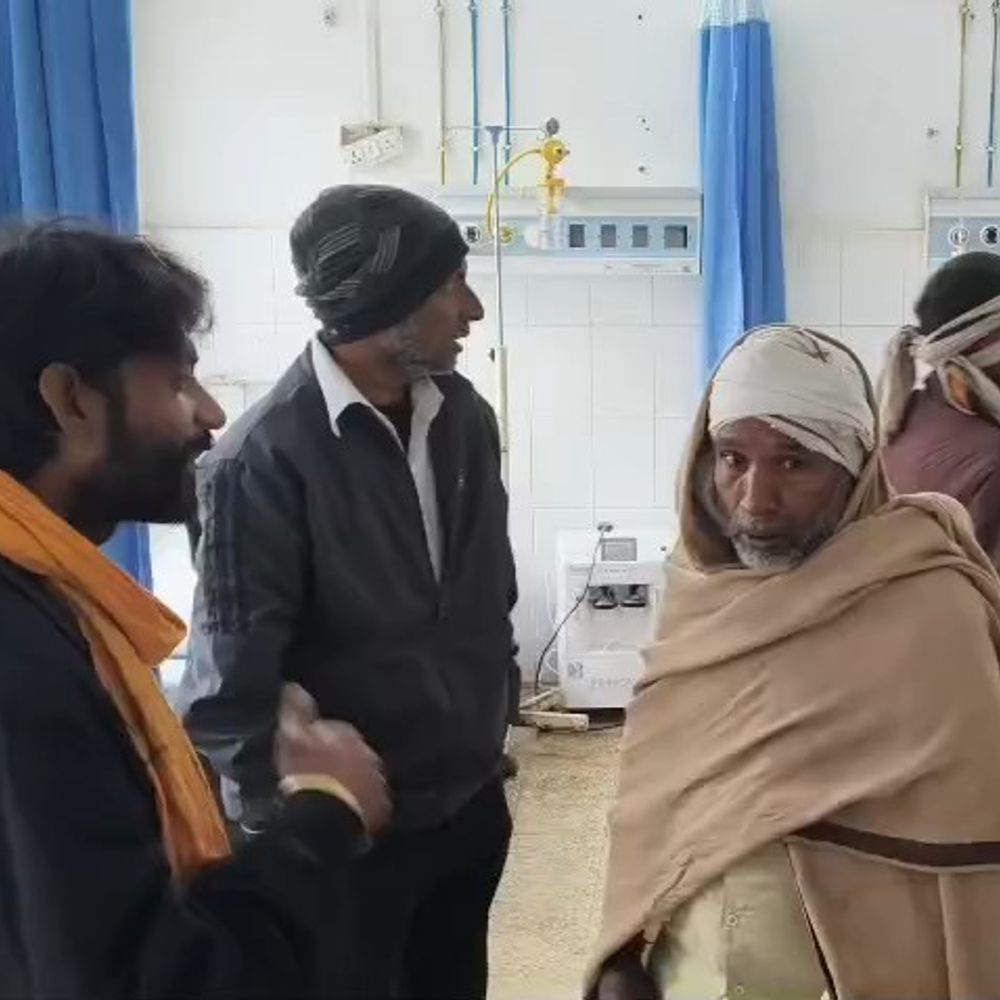 भभुआ में पिकअप की टक्कर से बुजुर्ग की मौत:अखलासपुर बस स्टैंड के पास हादसा, इलाज के दौरान तोड़ा दम, आरोपी चालक फरार