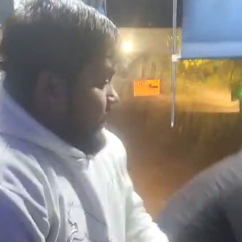 आगरा-लखनऊ एक्सप्रेसवे पर चलती बस रोककर मारपीट, VIDEO:दबंगों ने 100 किमी पीछा कर ड्राइवर-कंडक्टर को पीटा, आधे घंटे की तोड़फोड़