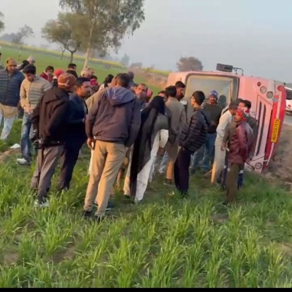 हरियाणा रोडवेज की मिनी बस पलटी, 25 यात्री बचे:सिरसा से जमाल-कुतियाना जा रही थी; साइड देते समय 4 फुट गहरे खेत में गिरी